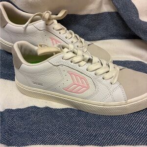 Cariuma Women's Sneakers in White and Pink